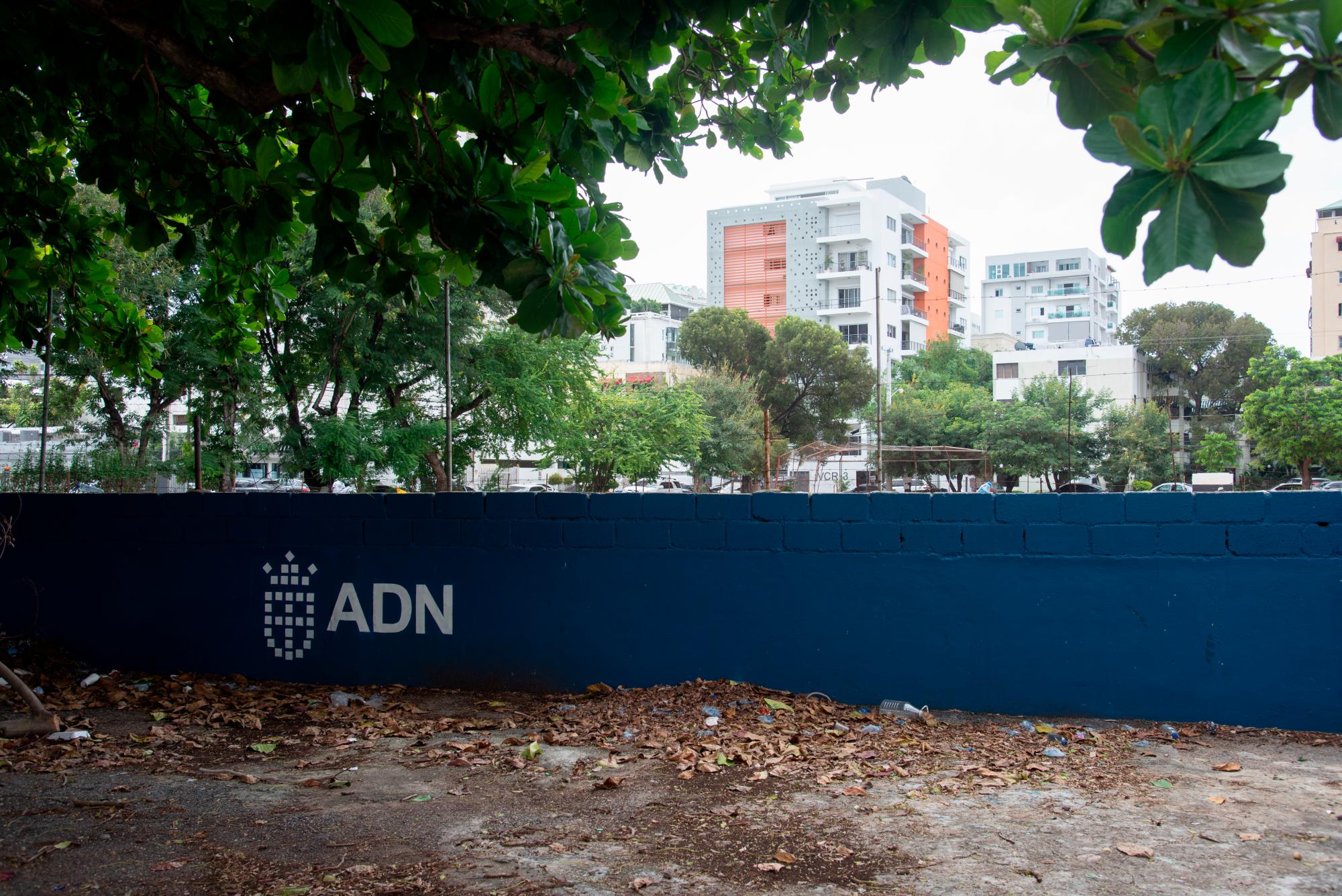 Algunas personas tienen el control del lugar.