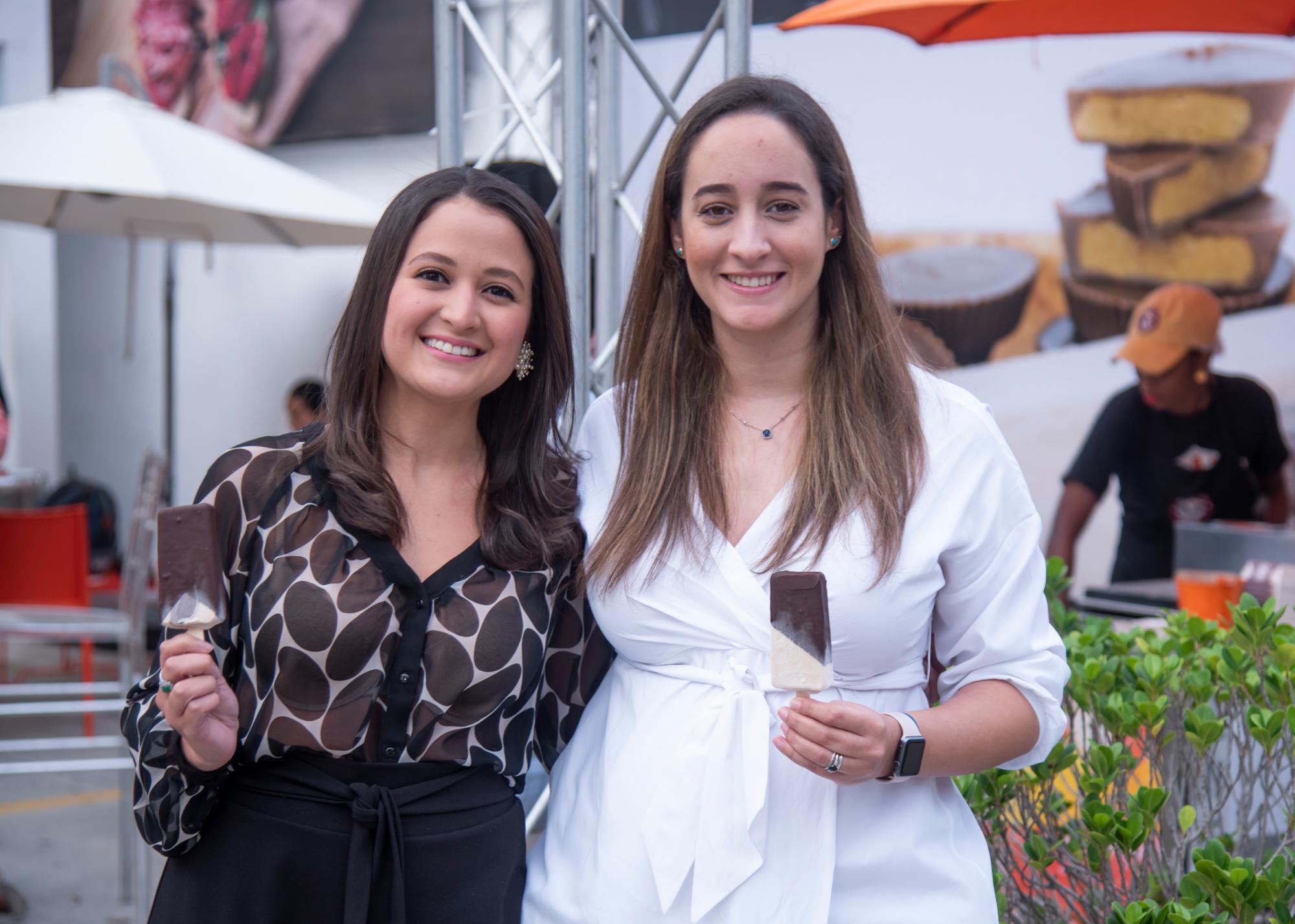 Ana Esther Domínguez y Leticia Camarena.