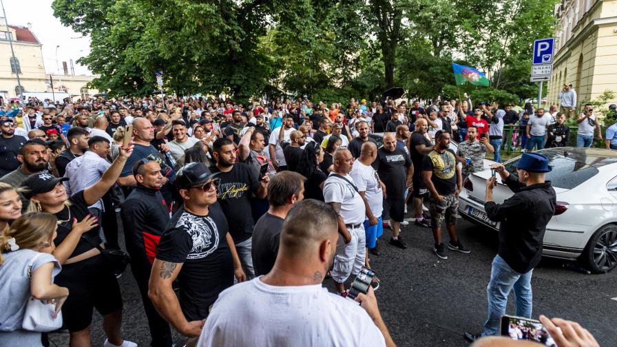 Checos marchan por muerte de romano a manos de policía Checos marchan por muerte de romano a manos de policía