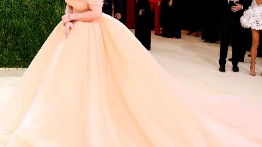 Met Gala comienza con banda de marcha y looks brillantes