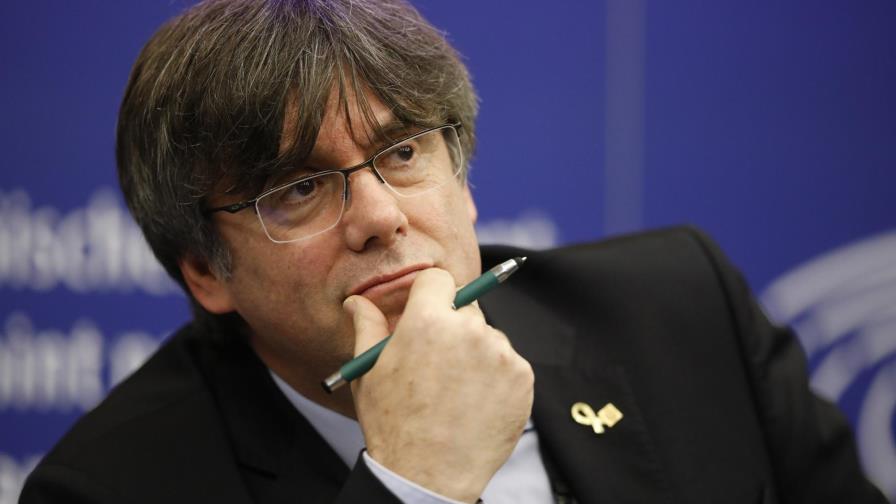 Un juez español mantiene la orden de arresto al expresidente catalán Puigdemont