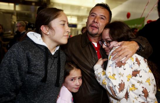Se reúnen con sus hijos después de un año y medio, en EEUU