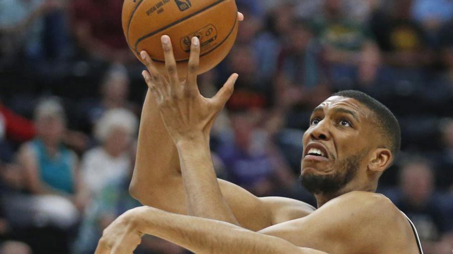 Tony Bradley a los 76ers por Zhaire Smith en un cambio con los Pistons
