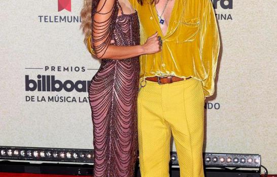 Brillo y color en la alfombra roja de los Premios Billboard