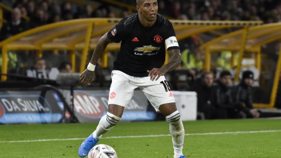 Ashley Young con un pie en el Inter de Milán