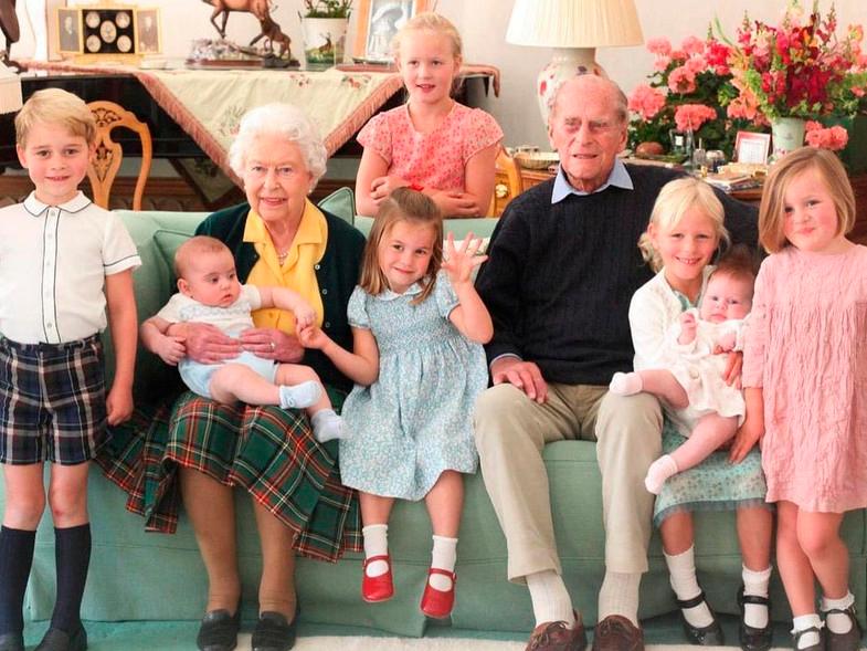 Feliz con sus biznietos acompañada de Felipe de Edimburgo.