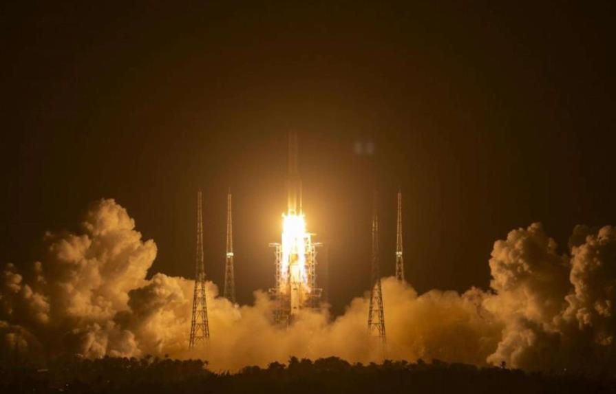 China lanza misión para traer material de la Luna