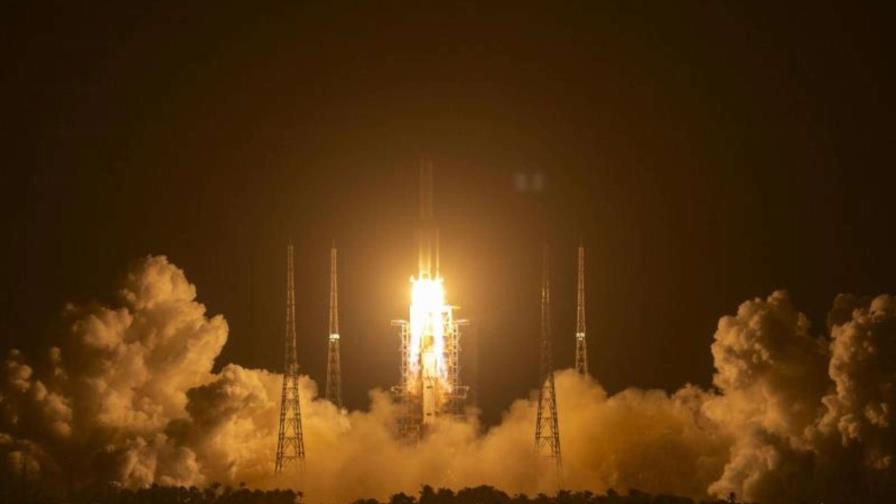 China lanza misión para traer material de la Luna