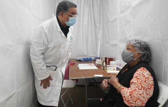 Hispanos enfrentan barreras para obtener vacuna de COVID-19