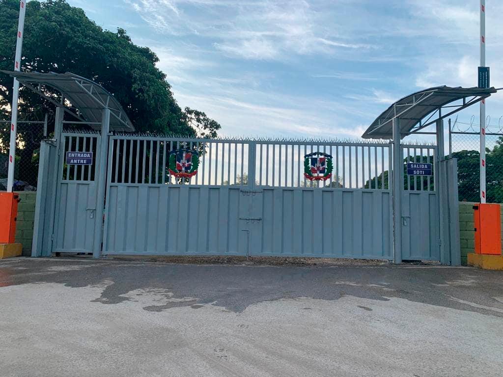 La remoción de la vieja puerta fue dispuesta por el Ministerio de Defensa y la Dirección General de Aduanas. 