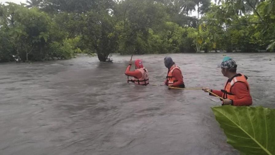 Pobladores de Filipinas huyen de sitios inundados por lluvia