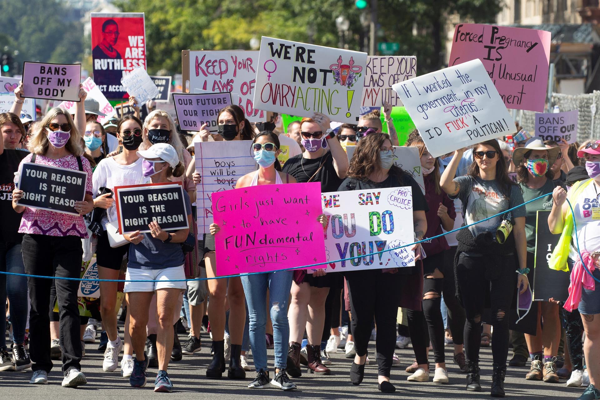 La manifestación se celebra un mes después de que entrara en vigor una ley en Texas que prohíbe los abortos después de seis semanas de embarazo incluso en casos de violación o incesto. EFE/ MICHAEL REYNOLDS