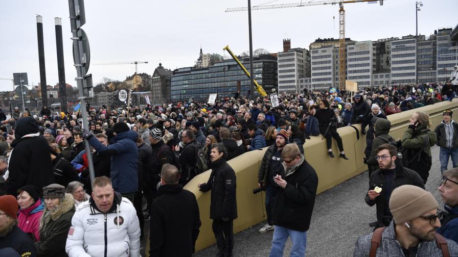 Cientos protestan en Suecia ante restricciones por COVID-19