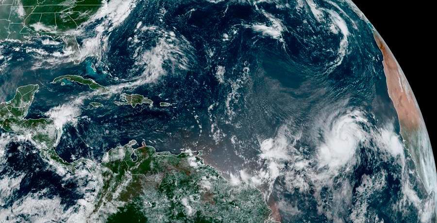 Fuerte oleaje del potente huracán Larry llega a las Antillas Menores