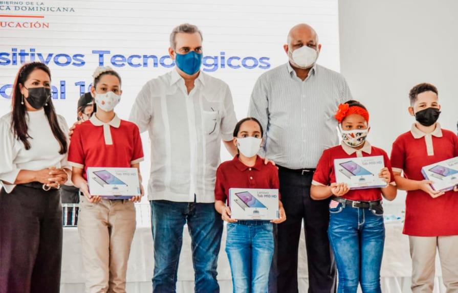 Minerd distribuye en Cotuí dispositivos tecnológicos a estudiantes