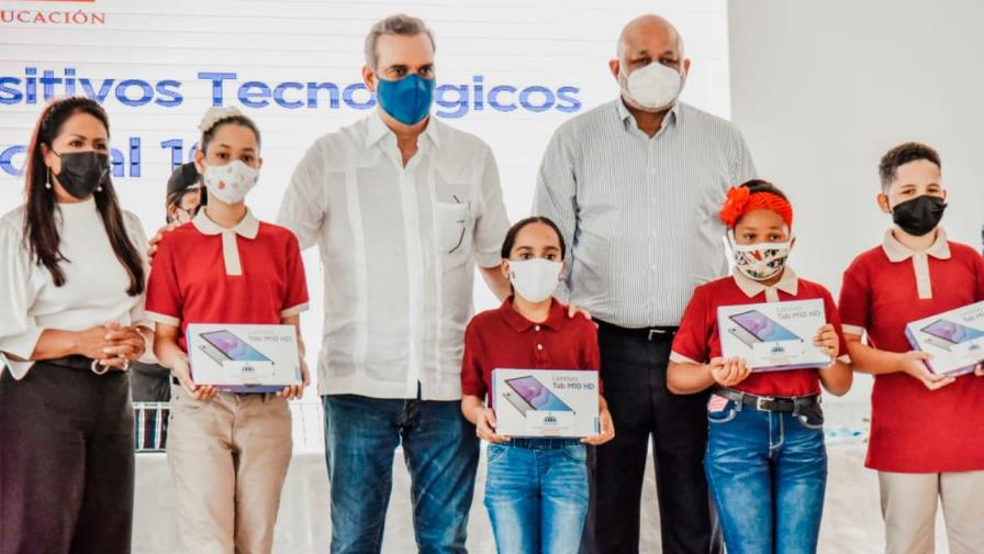 Minerd distribuye en Cotuí dispositivos tecnológicos a estudiantes