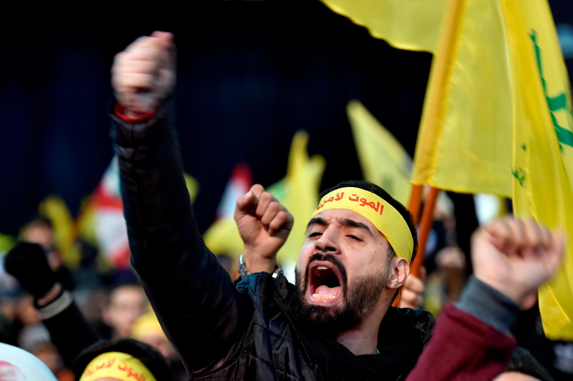 Los partidarios de Hezbollah llevan banderas de Hezbollah mientras gritan consignas ‘Muerte a América’ mientras el Secretario General de Hezbollah, Sayed Hassan Nasrallah, pronuncia un discurso durante una manifestación masiva en el suburbio sur de Beirut, Líbano , 05 de enero de 2020. El Pentágono de EE. UU. Anunció que el líder de la Fuerza Quds de Irán, Soleimani, y el comandante de la milicia iraquí Abu Mahdi al-Muhandis fueron asesinados el 03 de enero de 2020 tras un ataque aéreo estadounidense en el aeropuerto internacional de Bagdad. El ataque se produce en medio de las crecientes tensiones entre Teherán y Washington.