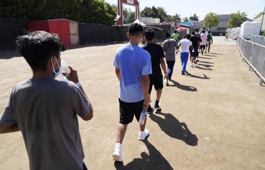 EEUU: Niños migrantes juegan y ven TV en albergue modelo