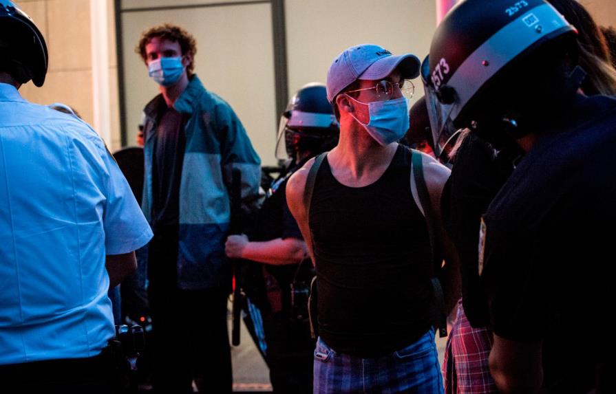 Unos 250 manifestantes detenidos en Nueva York por desafiar el toque de queda