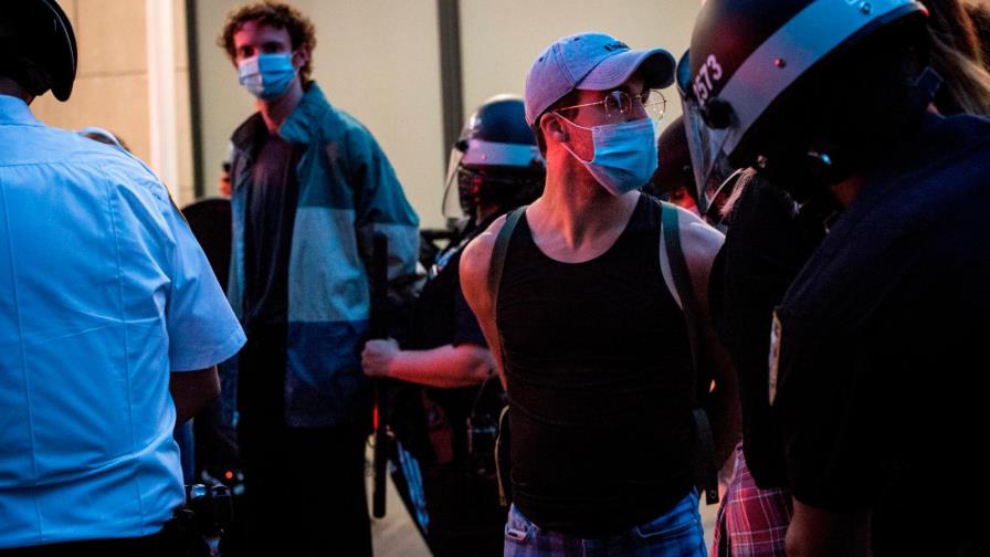 Unos 250 manifestantes detenidos en Nueva York por desafiar el toque de queda