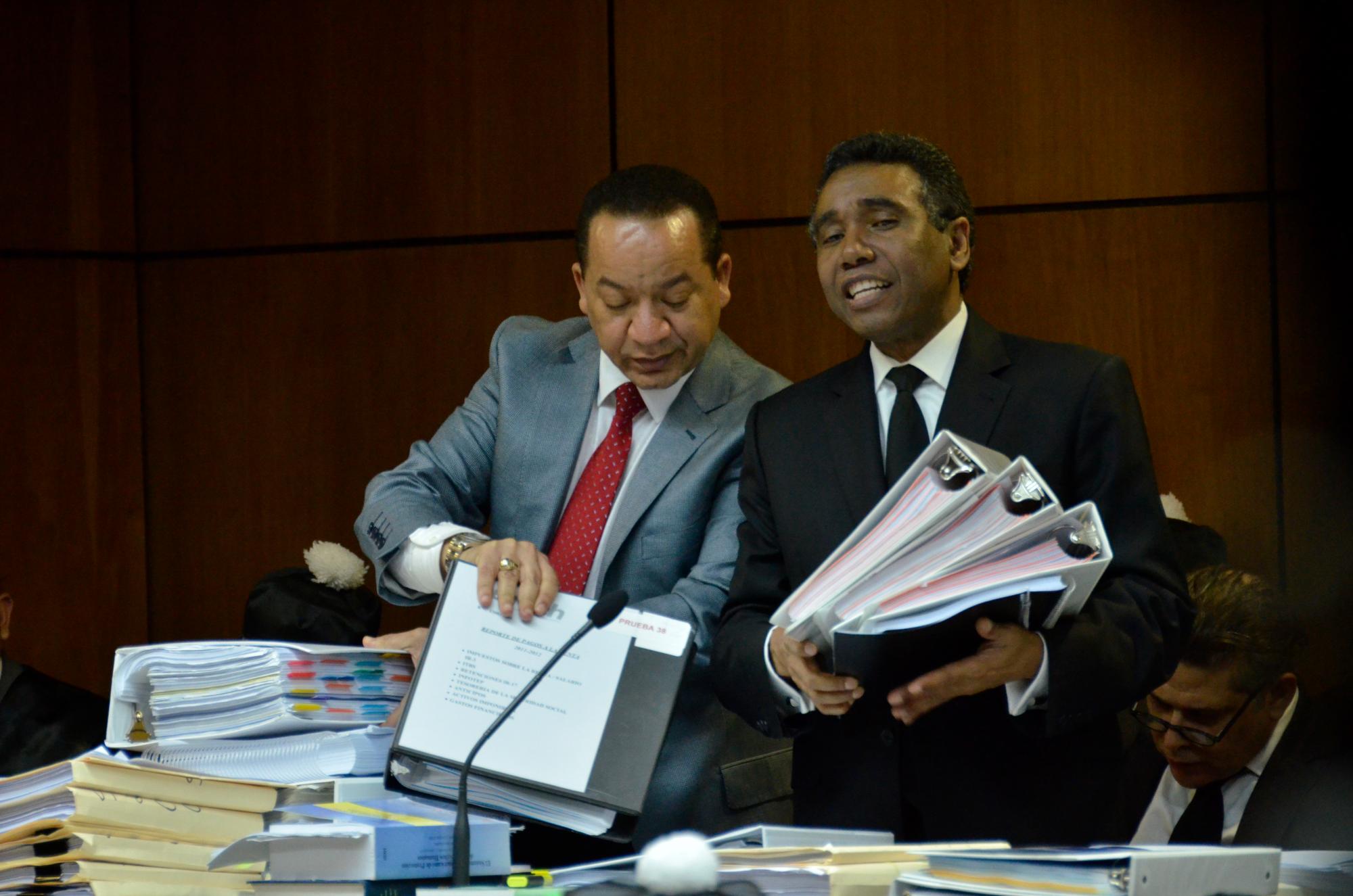 Foto de archivo del caso del senador Félix Bautista donde se ve al entonces imputado cargando montones de documentos