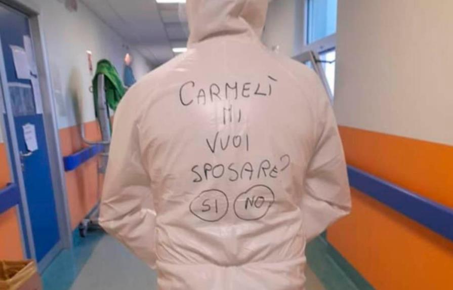 Enfermero italiano pide matrimonio con ayuda de su traje de protección anticoronavirus