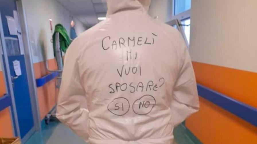 Enfermero italiano pide matrimonio con ayuda de su traje de protección anticoronavirus