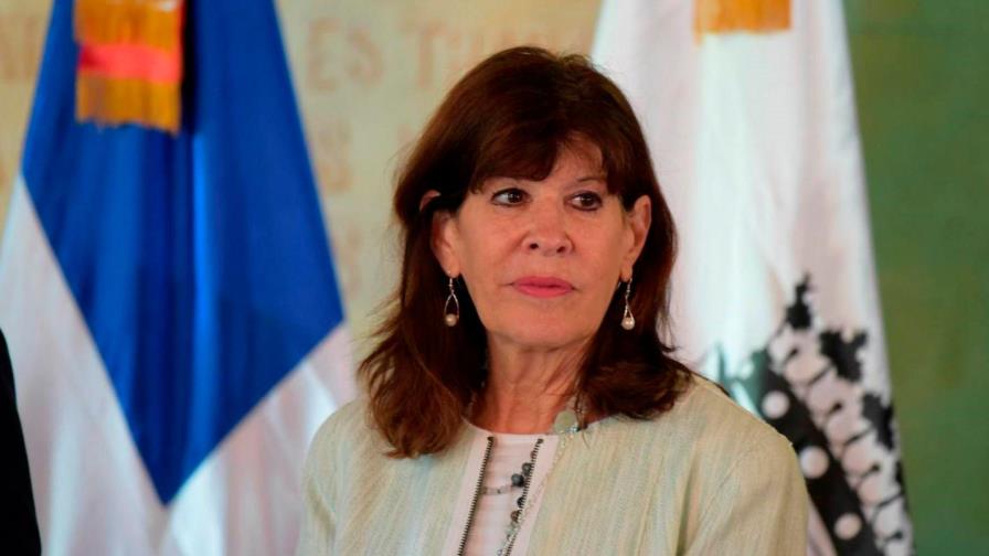 Embajadora de EEUU en RD revela que venció el cáncer de mama 