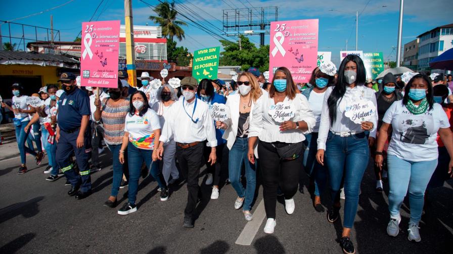 Dominicanas marchan por la despenalización del aborto y contra la violencia