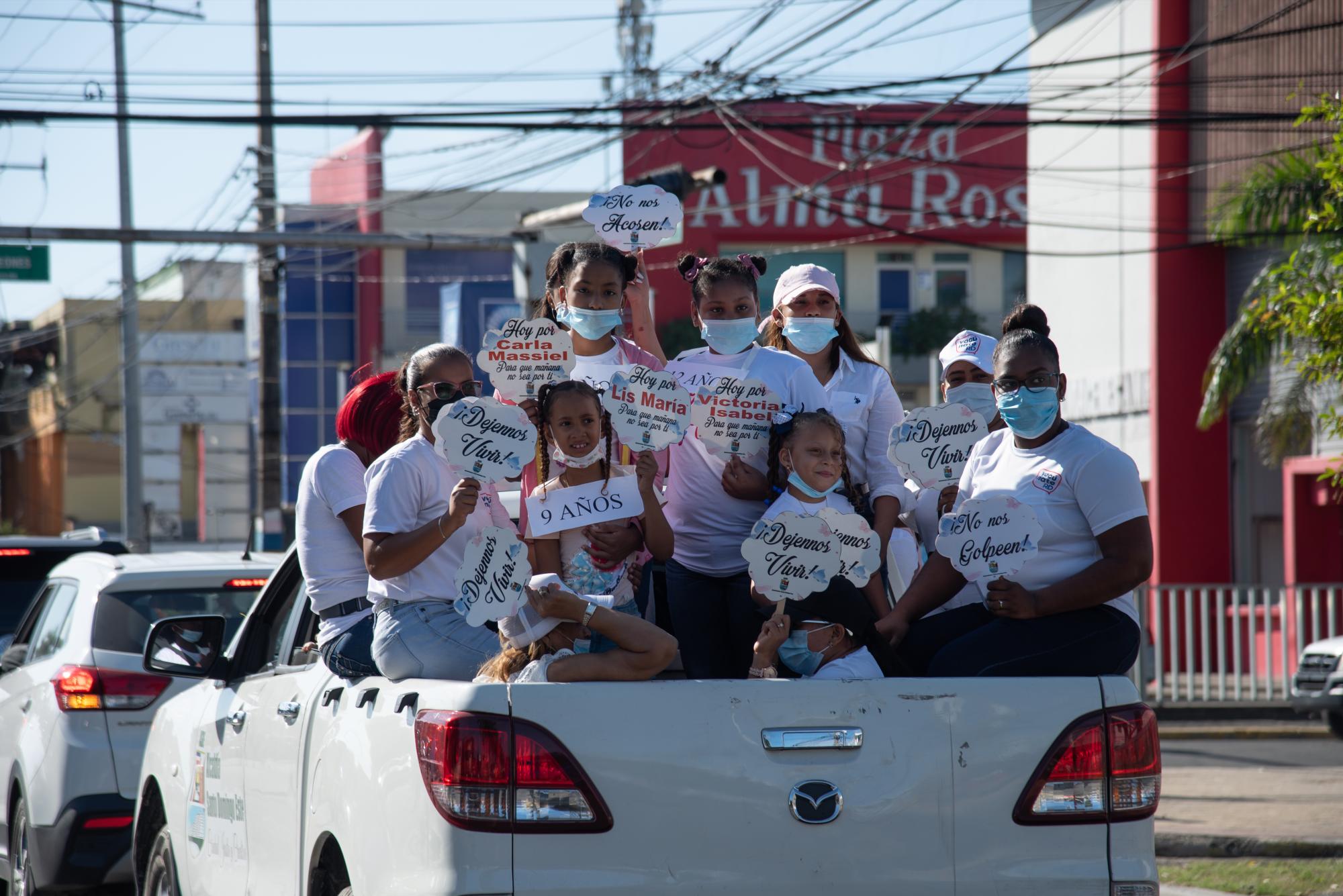 En Santo Domingo también se utilizaron vehículos para enviar el mensaje que pide eliminar la violencia contra la mujer. Foto: Dania Acevedo