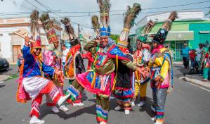 Los Guloyas danzan para recordar a los cocolos entre cañaverales y guavaberry