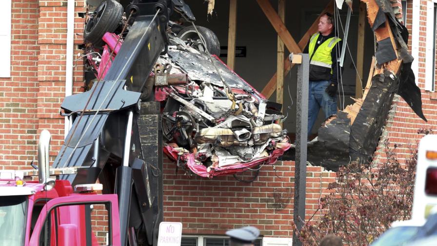 EEUU: Porsche choca contra el segundo piso de un edificio EEUU: Porsche choca contra el segundo piso de un edificio