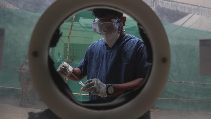 Científicos corren a estudiar variantes en India por repunte