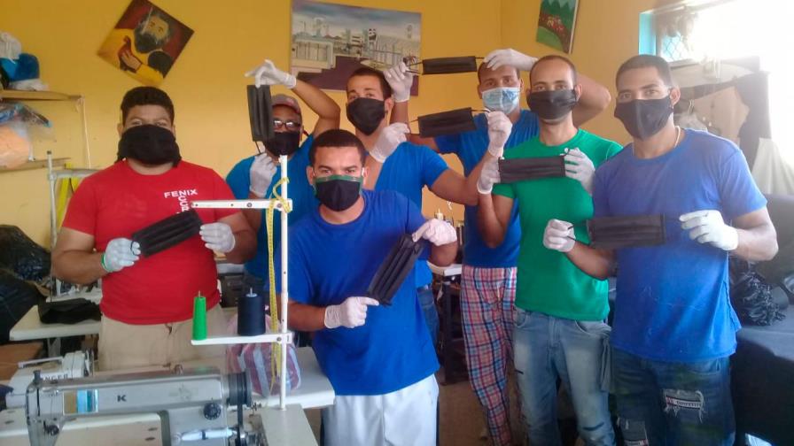 Entregan las primeras 10 mil mascarillas a internos de La Victoria
