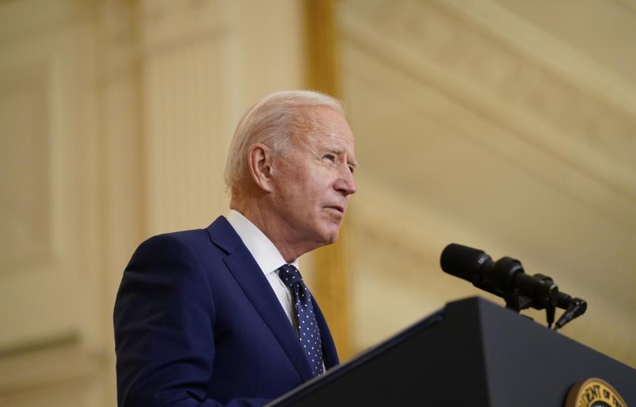 Biden acelera admisión de refugiados, pero no sube su número