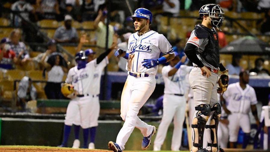 El Licey remonta ante el Escogido para calmar su crisis El Licey remonta ante el Escogido para calmar su crisis