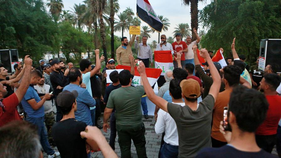 Policía usa gas lacrimógeno contra manifestantes en Bagdad