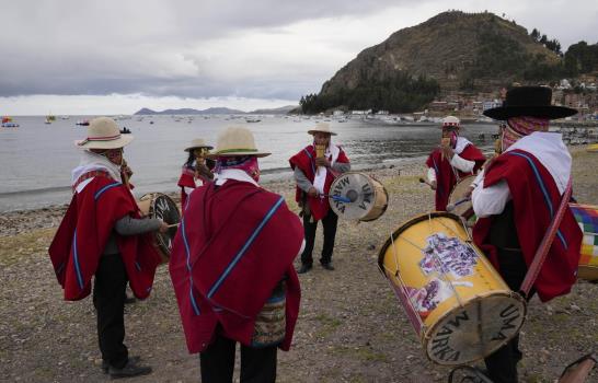 Franceses nadan y alertan sobre contaminación del Titicaca Franceses nadan y alertan sobre contaminación del Titicaca