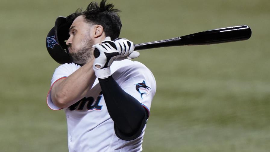 Con jonrón de 3 carreras de Duvall, Marlins vencen a Filis