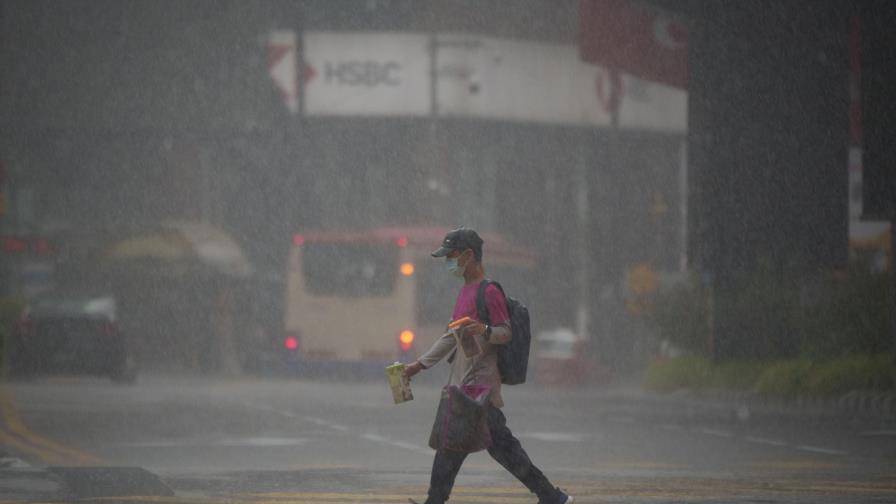 Malasia cierra un centro de vacunación por casos de COVID-19