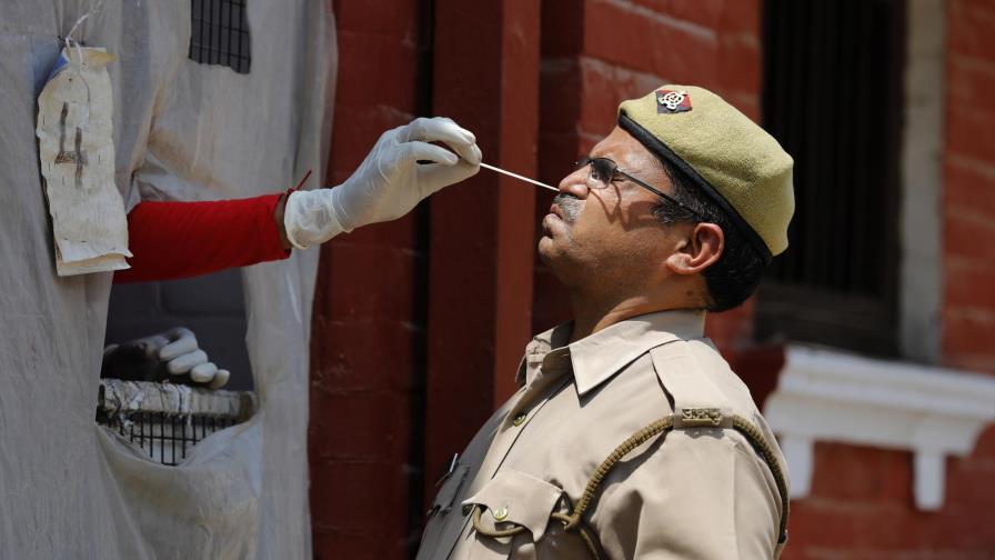 Brote de COVID-19 golpea sur de India y provoca cuarentenas