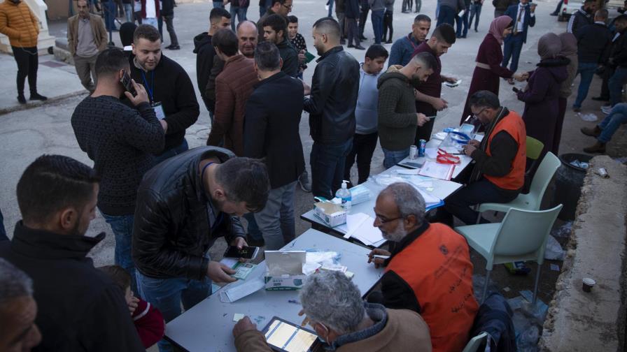 Palestinos votan en comicios municipales en Cisjordania