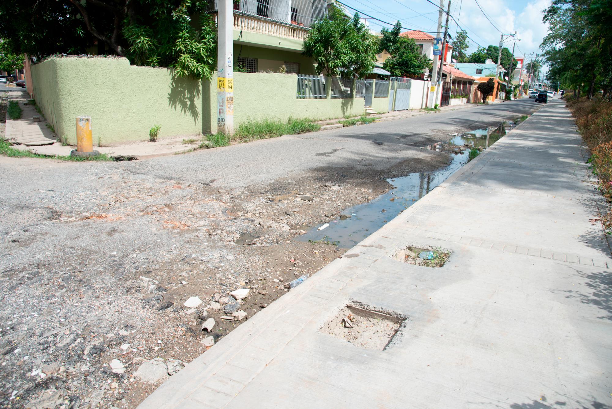 Este lugar se convierte en una laguna cada vez que llueve porque los filtrantes están tapados. 