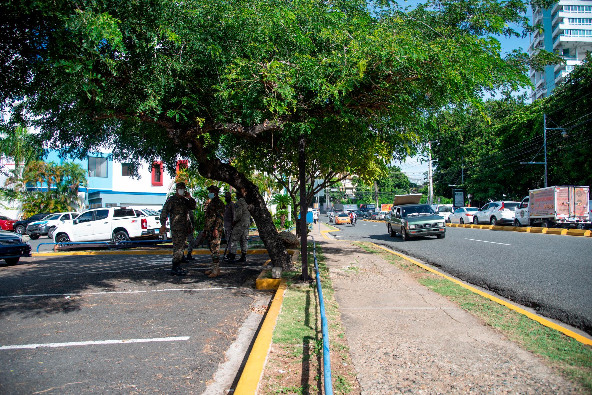 La seguridad fue aumentada en el entorno al edificio.