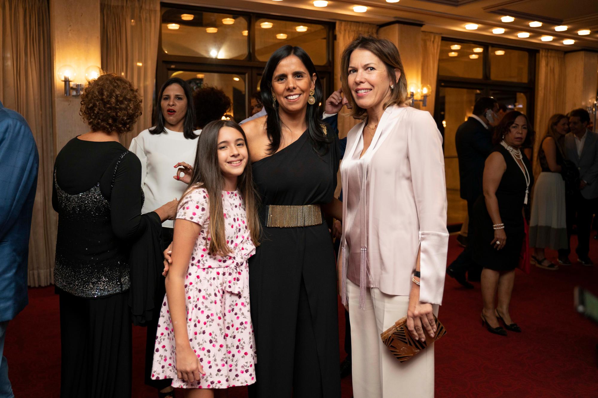 Julia Puig, María Teresa Villanueva y María Esther Valiente de Villanueva.