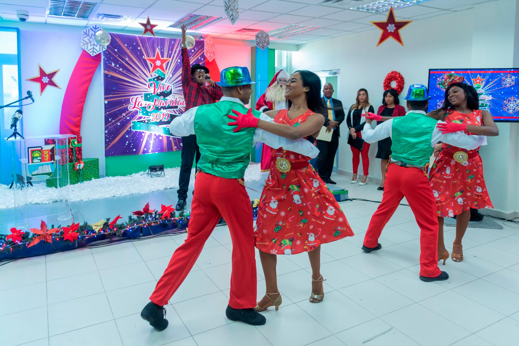 El cantante Kaki Vargas interpretó la canción alusiva a la festividad.