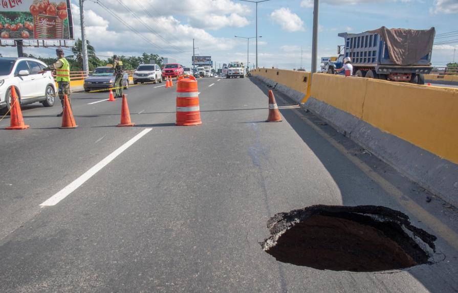 Obras Públicas evalúa socavón en el elevado del kilómetro 12 de la autopista Duarte