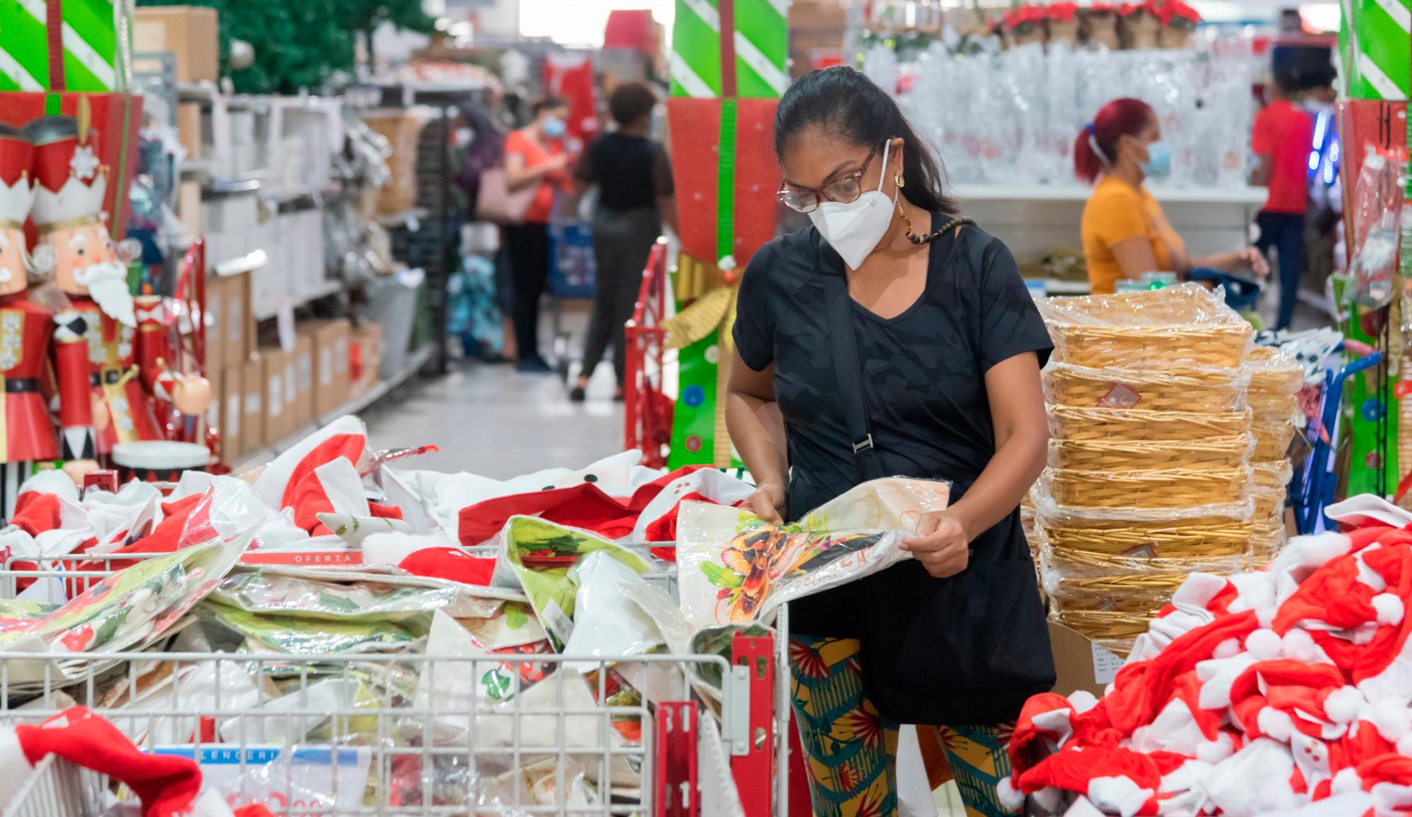 Consumidores también compraron artículos para Navidad.