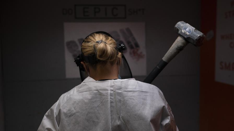 Disponen salas para romper todo como terapia contra la pandemia