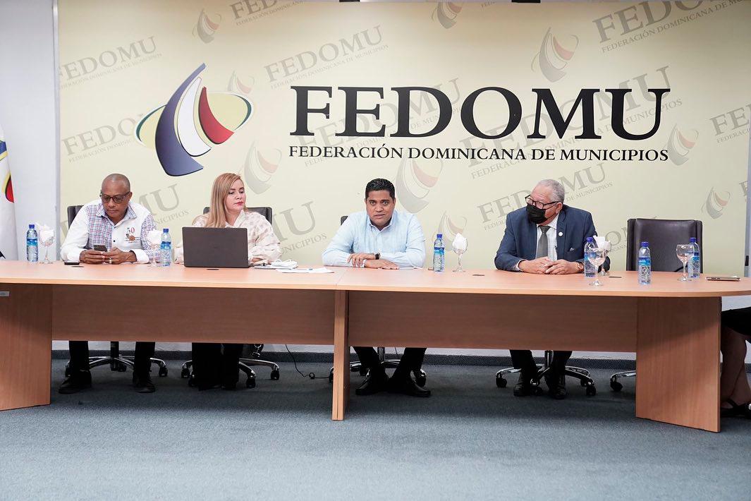 Autoridades se unen para buscar solución a disposición final de la basura de San José de Ocoa.